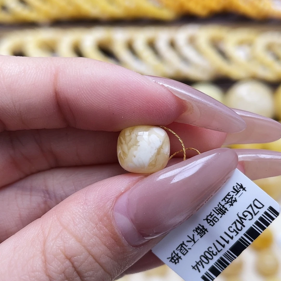 琥珀未镶嵌裸石10.5*9.4mm老型瑕