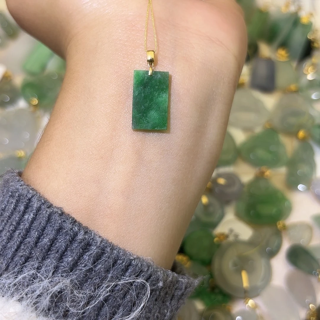 翡翠18K金镶嵌颈饰无事牌