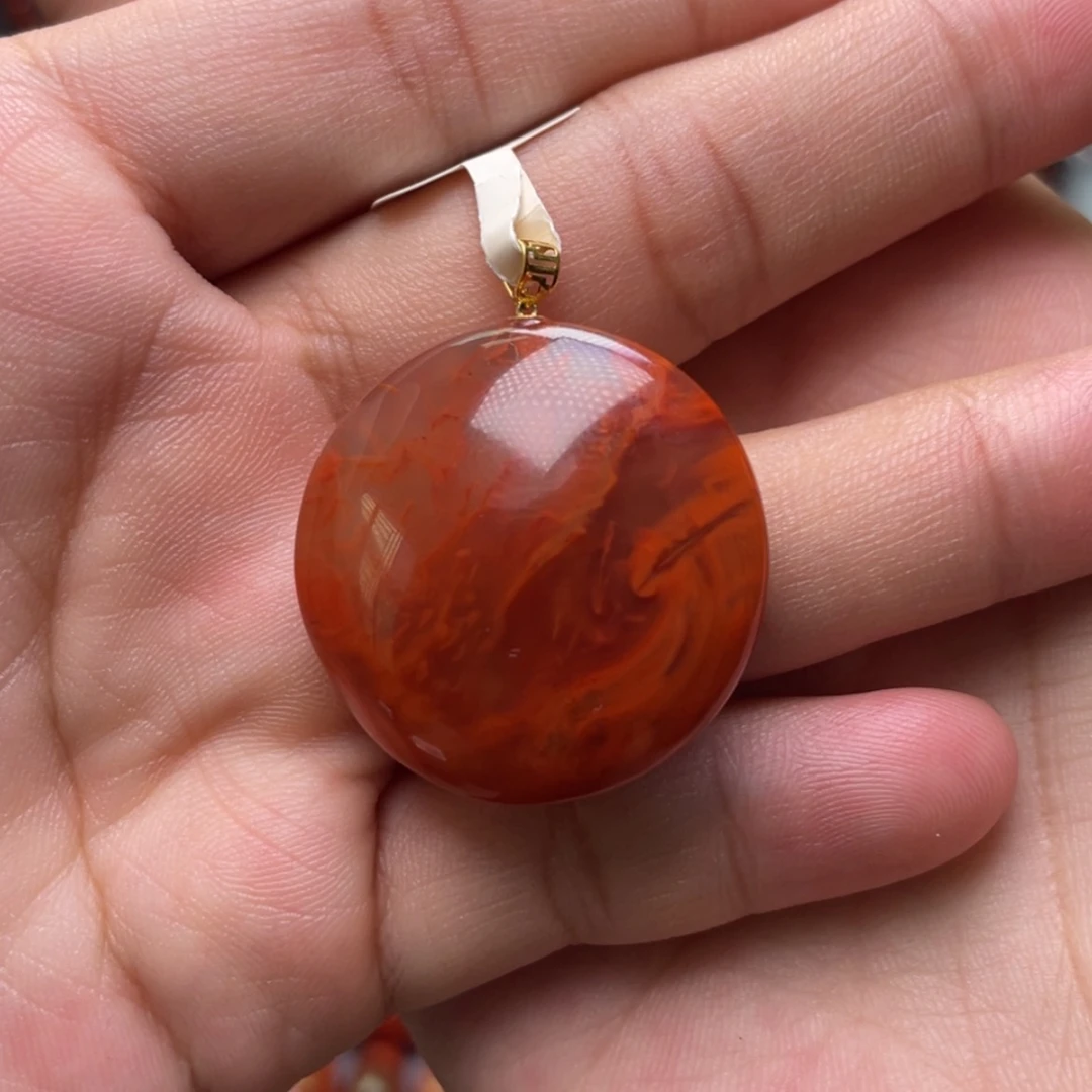 【闪购商品】18K金镶嵌火焰纹圆牌吊坠南红玛瑙