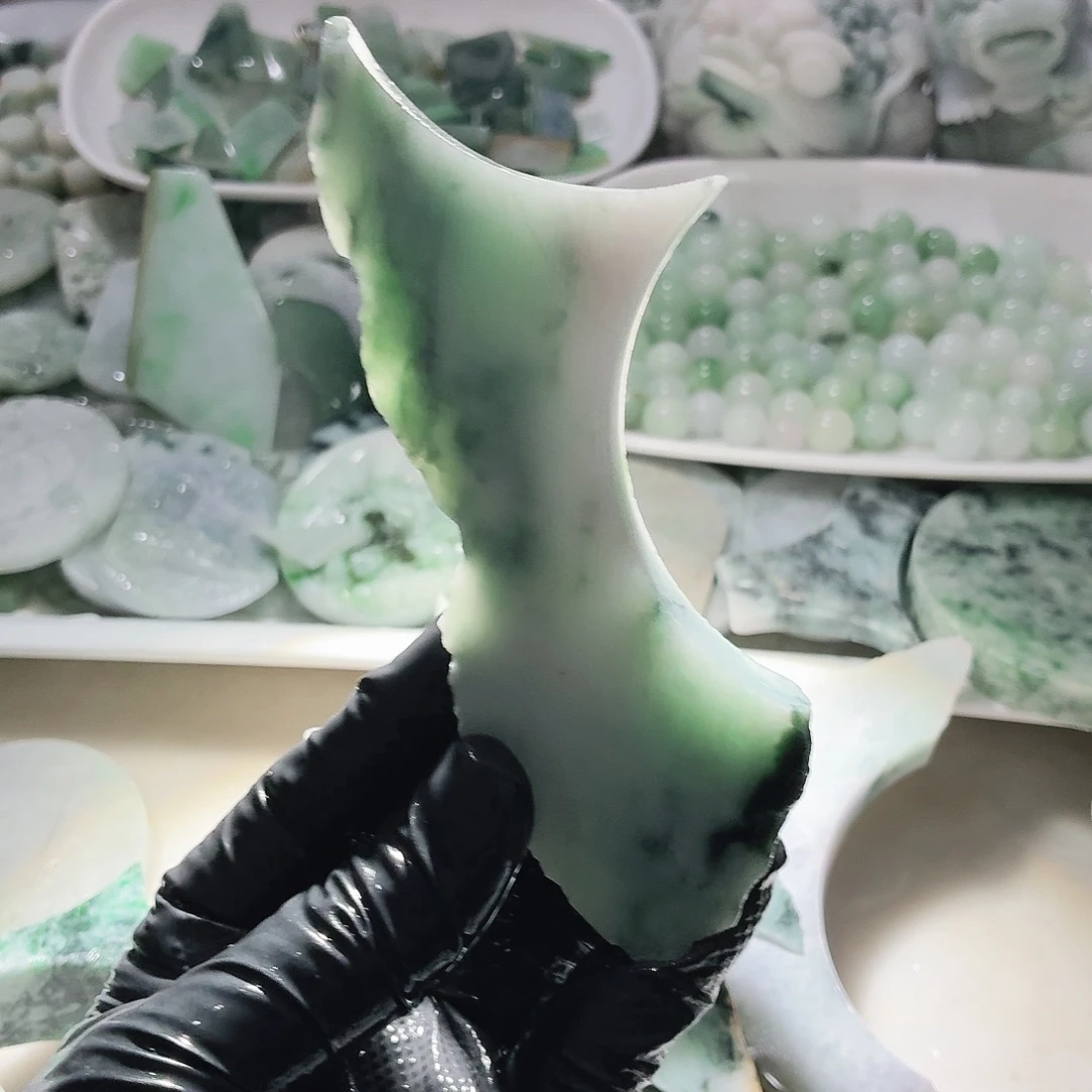 翡翠未镶嵌颈饰边角料