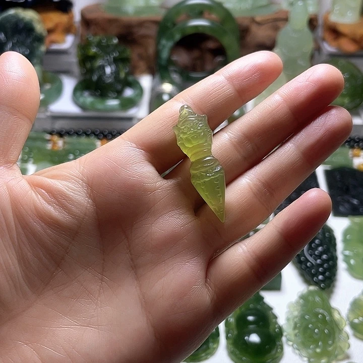 蛇纹石玉未镶嵌颈饰
