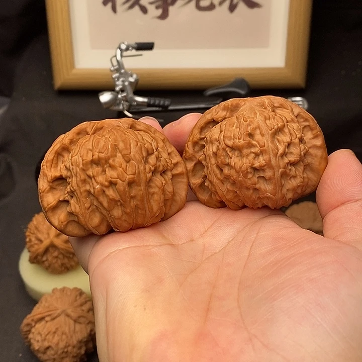 爻***下吊坠桃核白狮子的