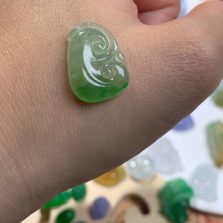 定制翡翠未镶嵌如意