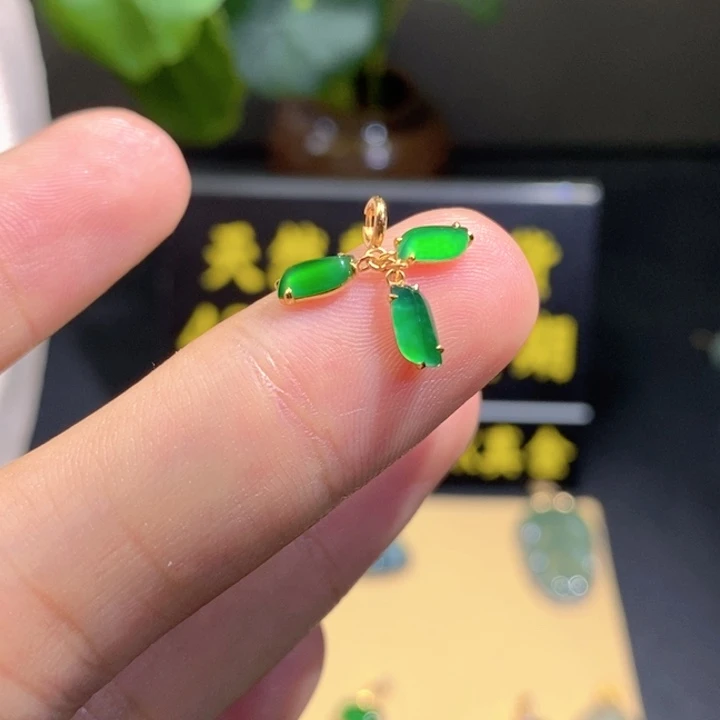 颈饰18K金镶嵌翡翠吊坠