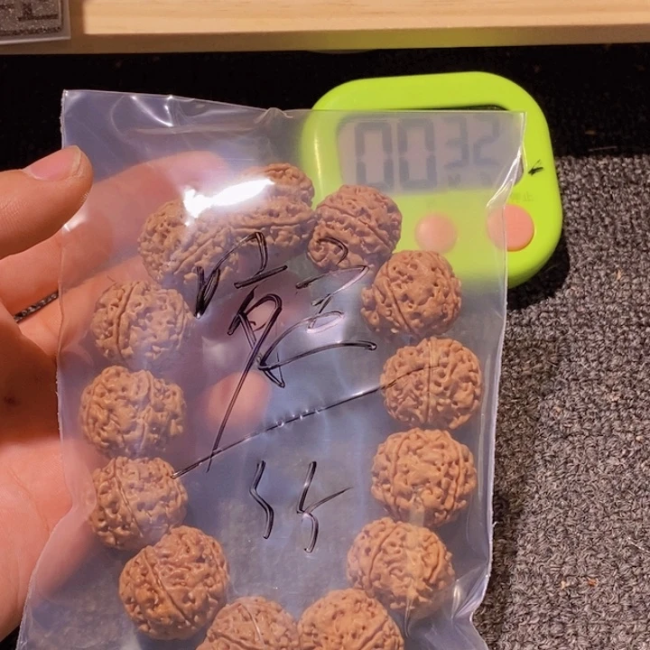 咬***松金刚菩提吊坠哈哈笑不出眼泪哈喽小