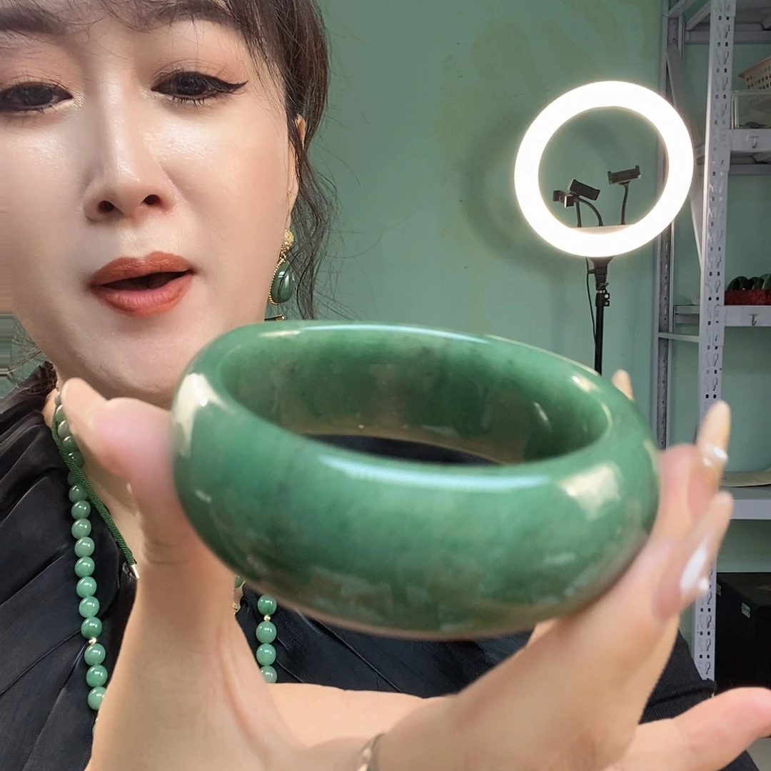 用***妈未镶嵌手镯石英质玉