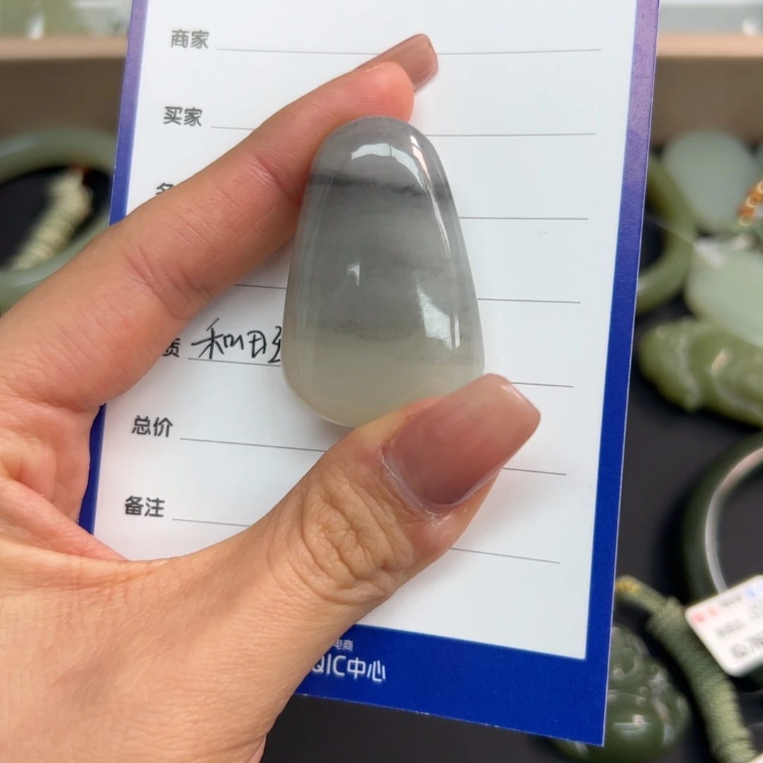 和田玉颈饰未镶嵌朵****痕