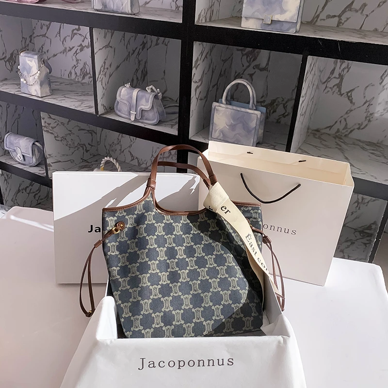 2H30-棕色配蓝色牛仔凯旋门托特包敞口轻奢水桶单肩大托特饺子包