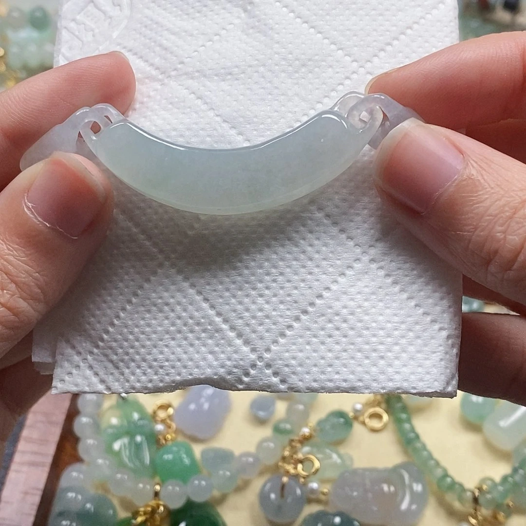 翡翠颈饰未镶嵌闪