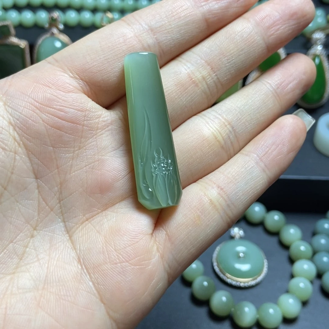 颈饰未镶嵌和田玉渔*