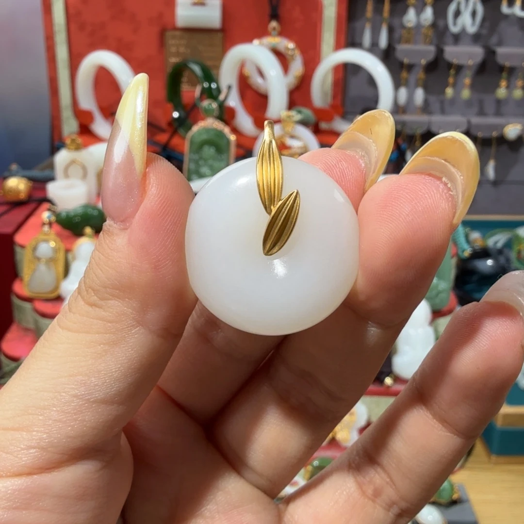和田玉18K金镶嵌颈饰