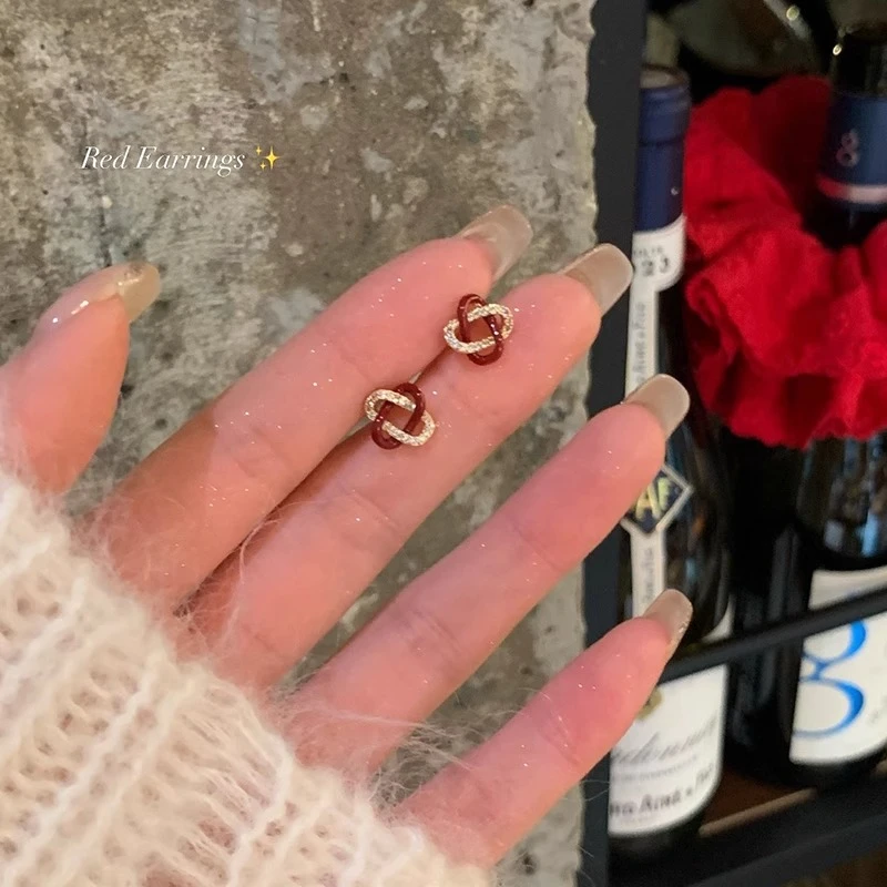 铜合金耳饰 安可拉红三角环绕同心结耳钉女小巧简约通勤气质耳饰
