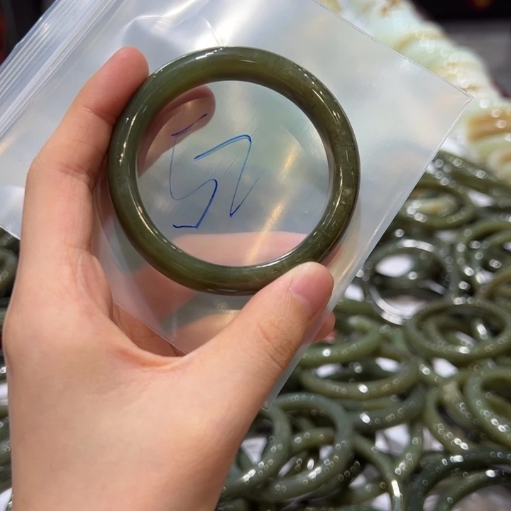 和田玉手镯未镶嵌小*儿