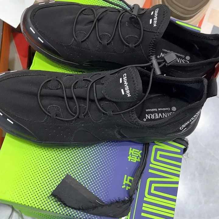 42码，一双男士跑步鞋。