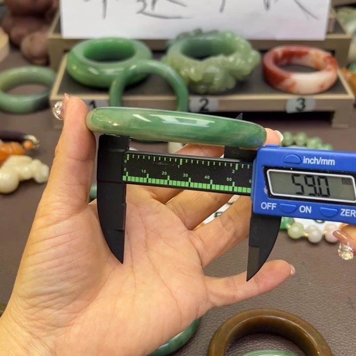 未镶嵌手镯石英岩玉