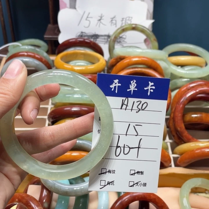 蛇纹石玉手镯未镶嵌泡*?