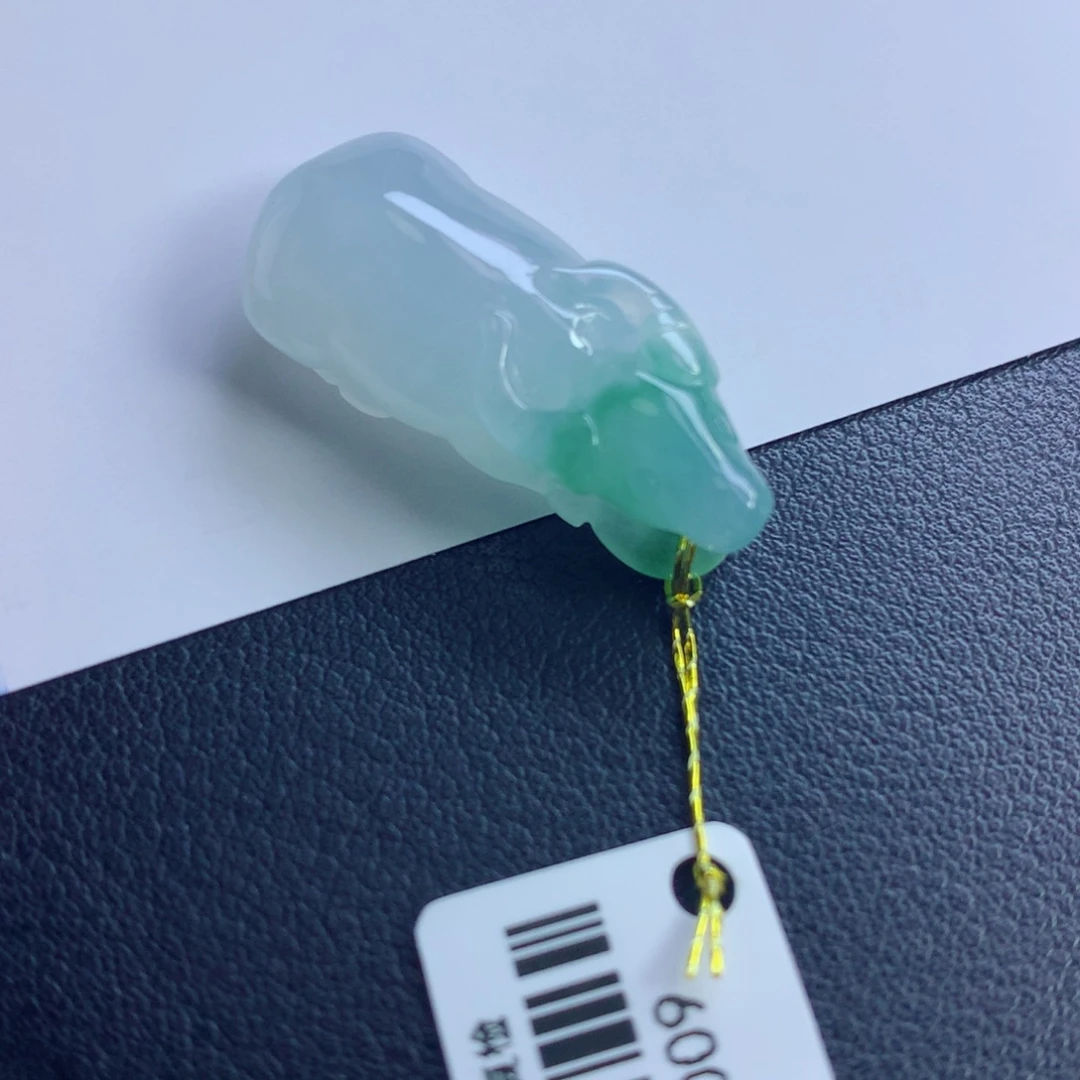 翡翠未镶嵌颈饰小牛