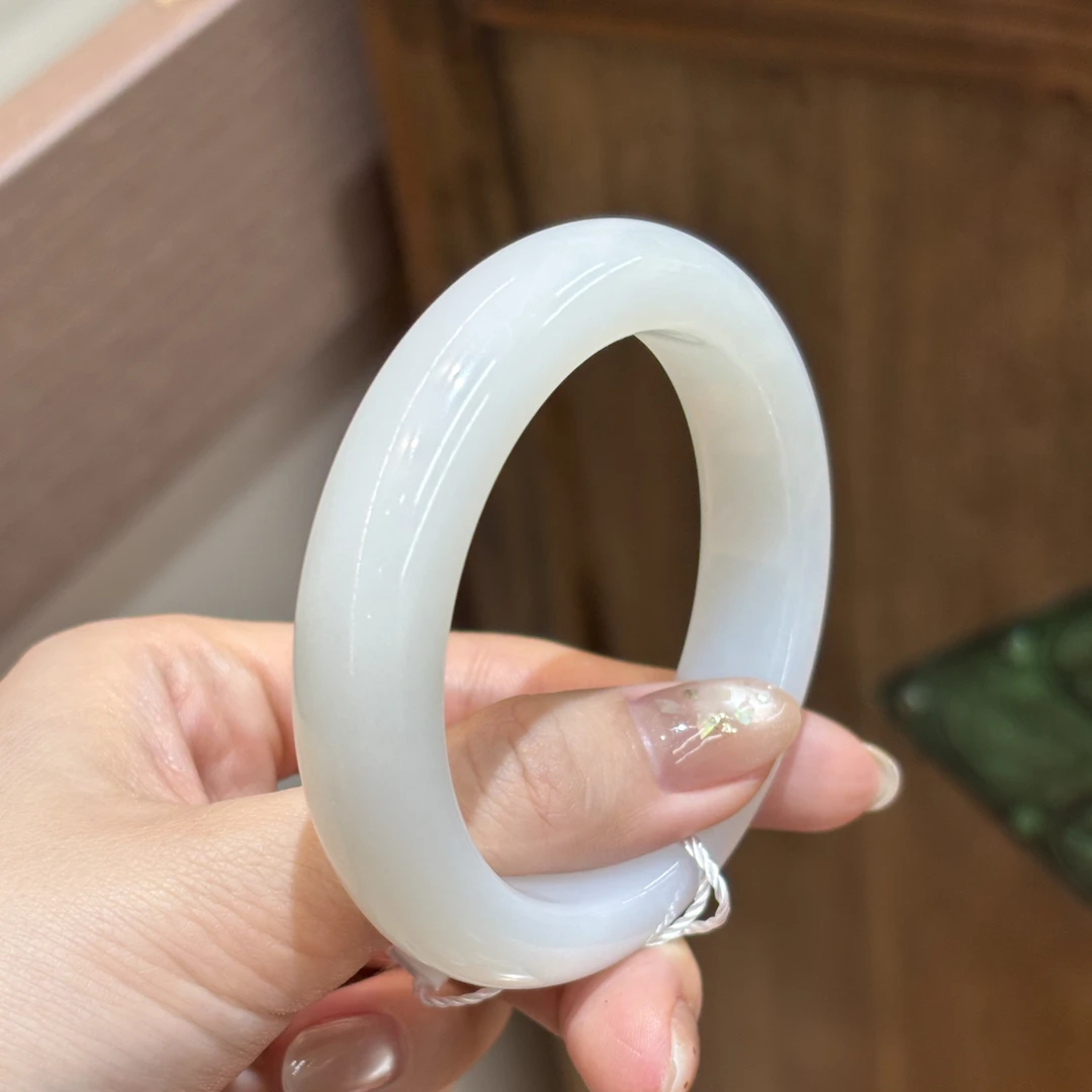 121677wm和田玉俄料羊脂白玉手镯约55.8圈口71.8克