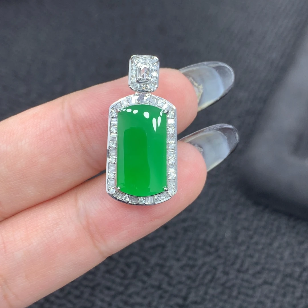 颈饰18K金镶嵌翡翠马鞍