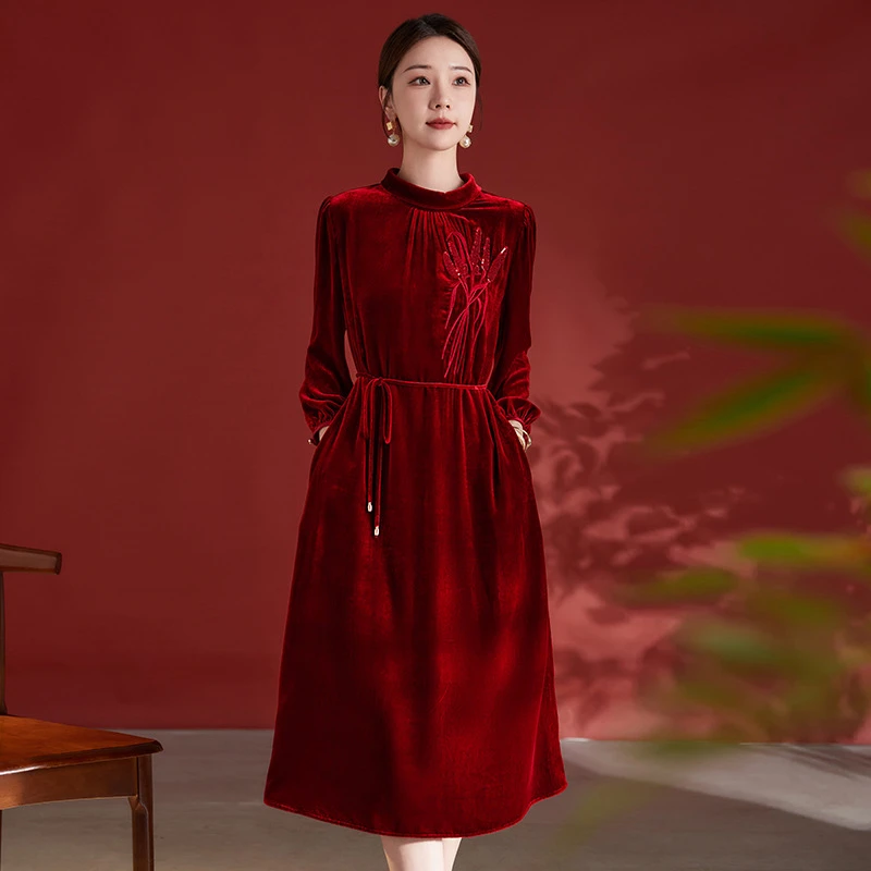 高端真丝丝绒连衣裙女2025秋冬新款黑色立领刺绣系带桑蚕丝中长裙