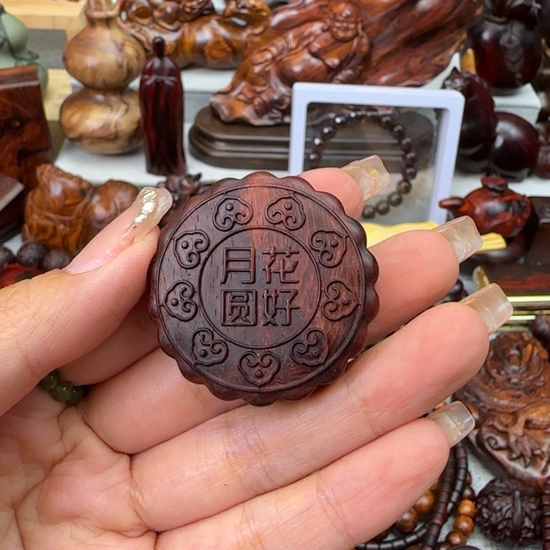 乐***中木小叶紫檀雕刻月饼把件