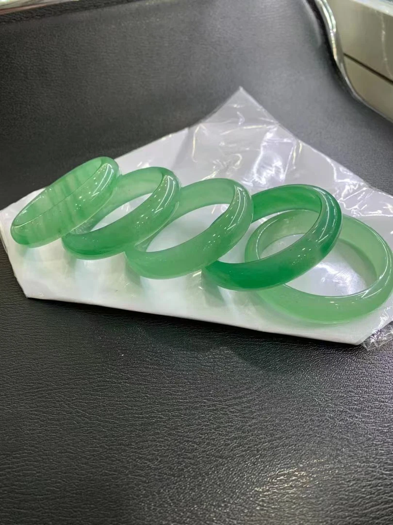 独龙玉满绿手镯一只（多样性发其一）