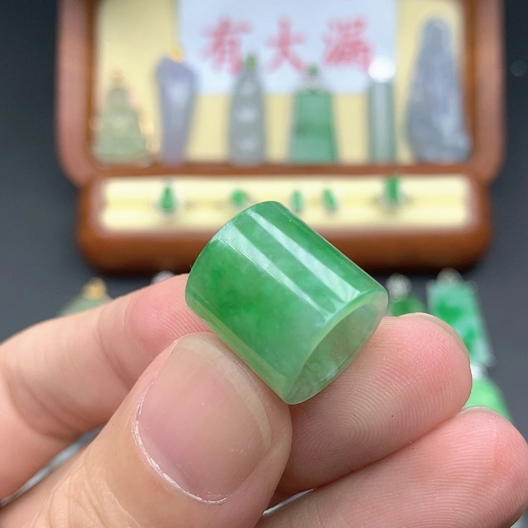 堂***姐翡翠未镶嵌颈饰路路通