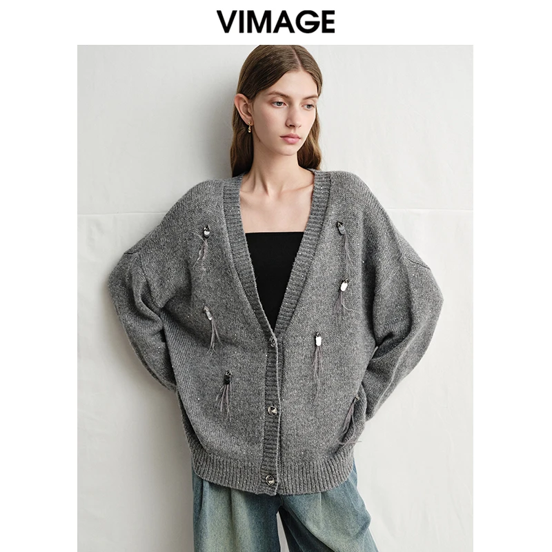 VIMAGE纬漫纪2025春季新款宽松慵懒V领高级灰针织开衫V2301903