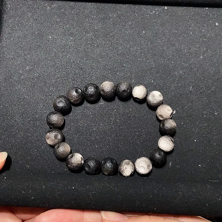 昕***昕黑曜岩未镶嵌手链