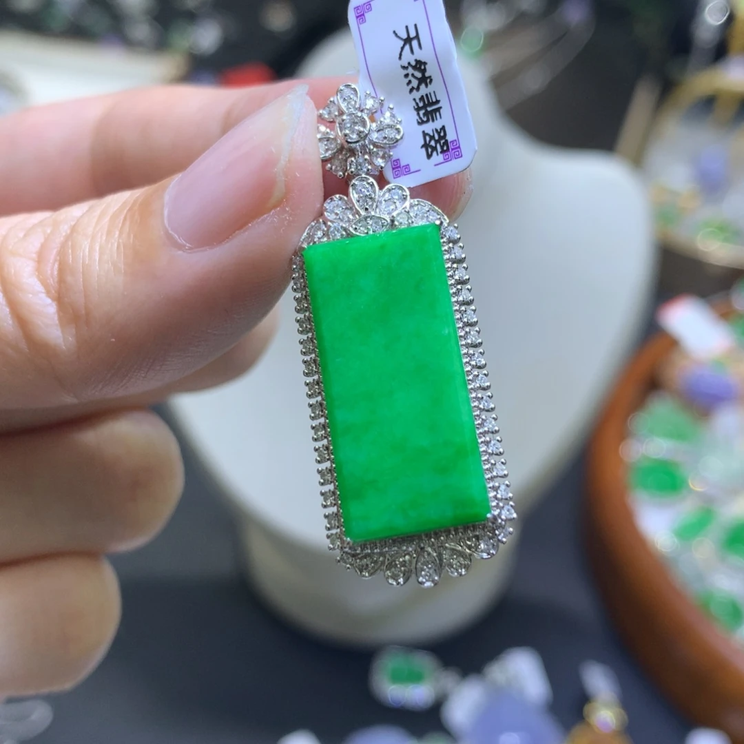 颈饰18K金镶嵌翡翠