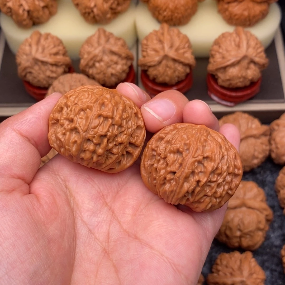 文玩核桃把件野生红皮正磨37