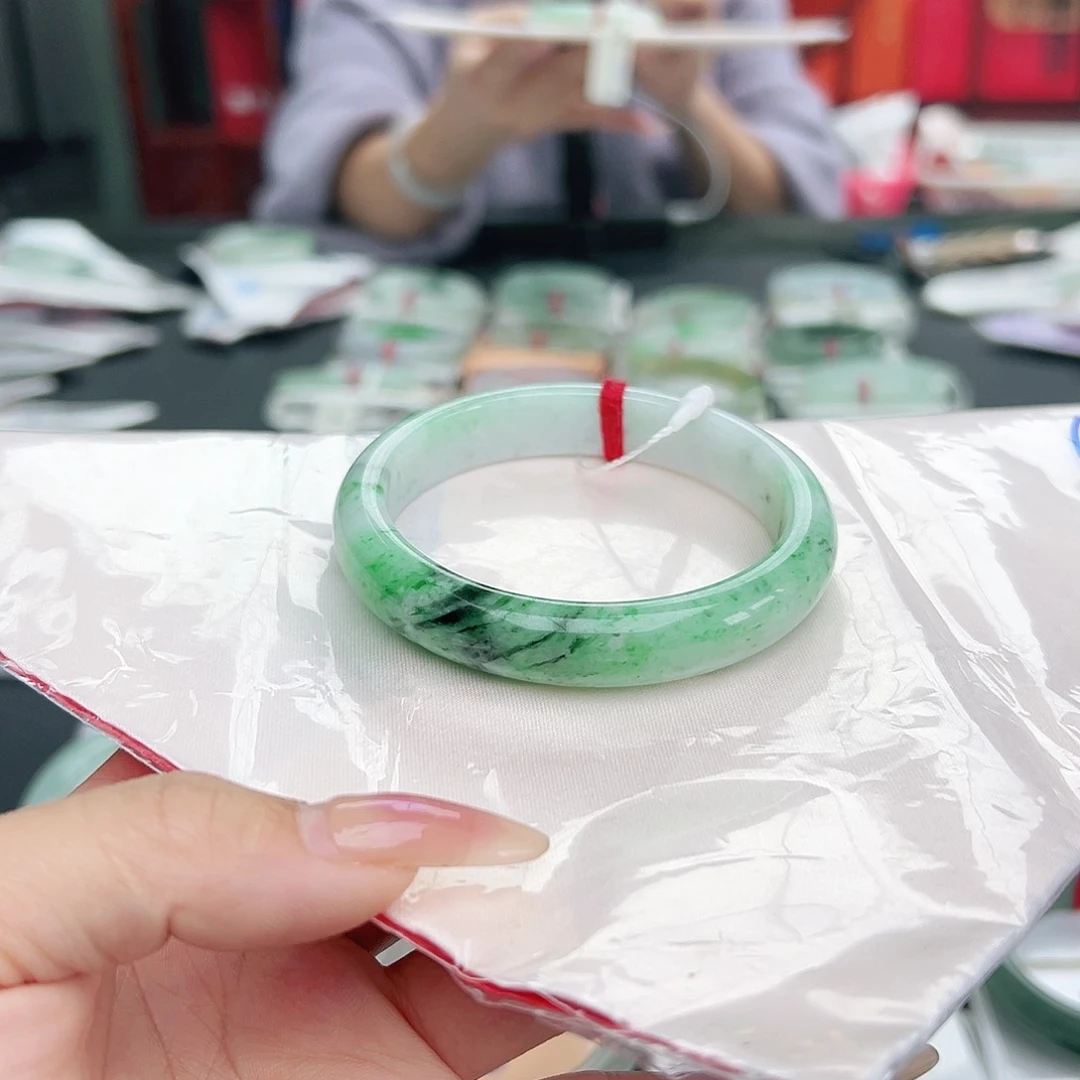 翡翠手镯未镶嵌川*子