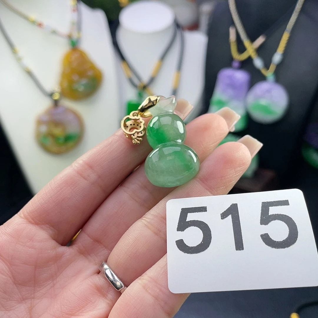 翡翠未镶嵌吊坠(赠链)