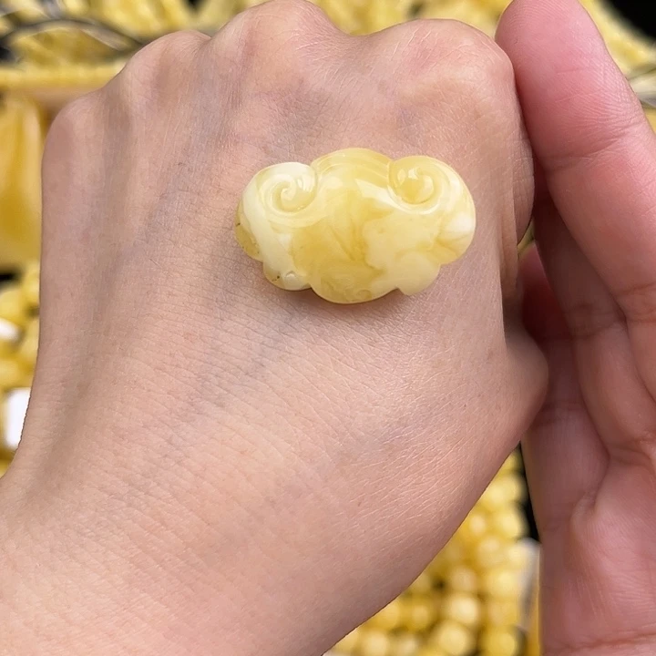 琥珀未镶嵌颈饰琥珀，有瑕