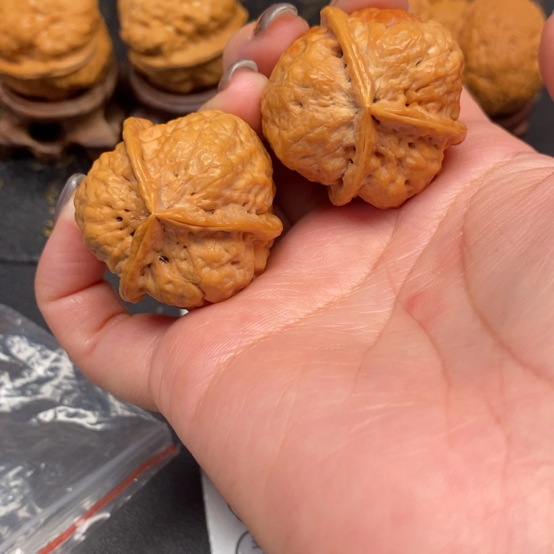 文玩核桃吊坠牡丹三棱