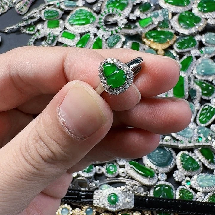 翡翠颈饰未镶嵌天然A货翡翠放漏