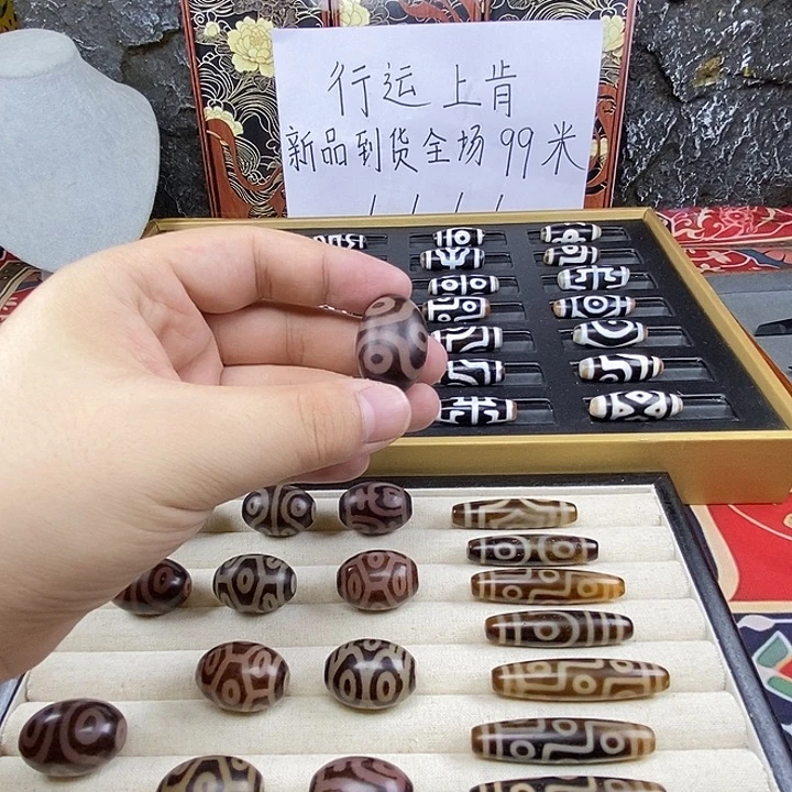 伦***钦未镶嵌颈饰玛瑙/玉髓