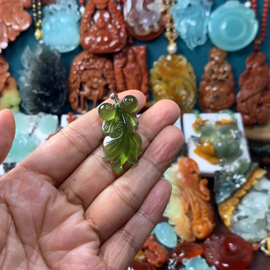 蛇纹石玉挂坠未镶嵌呆*?