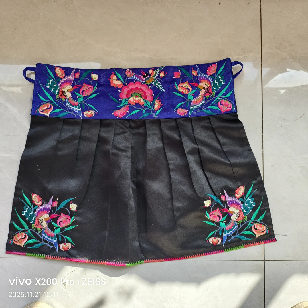 新款少数民族风宝蓝色刺绣围腰下摆黑色底配花鸟刺绣图案机绣工艺