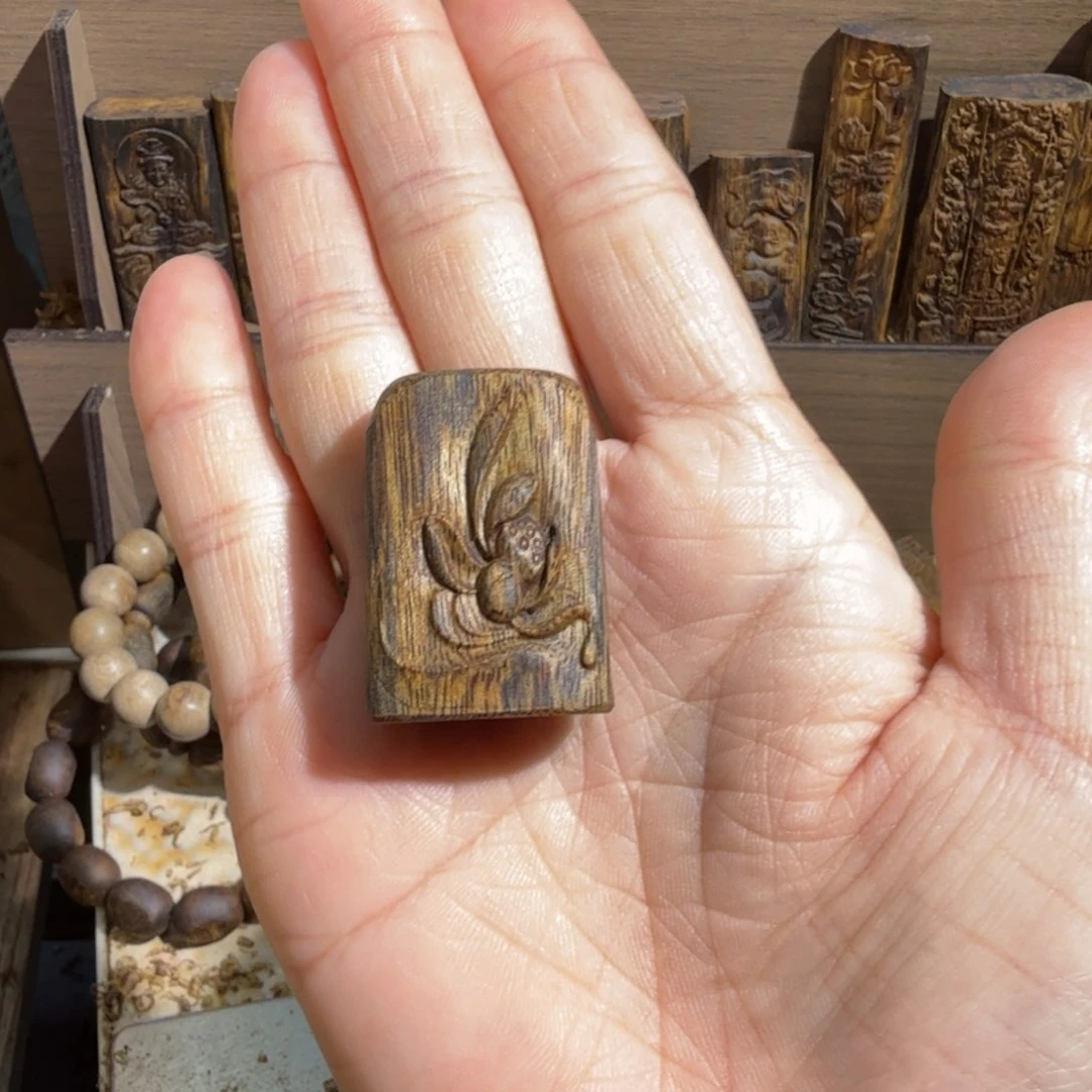 睫***毛吊坠沉香白棋楠吊坠雕刻5.6克