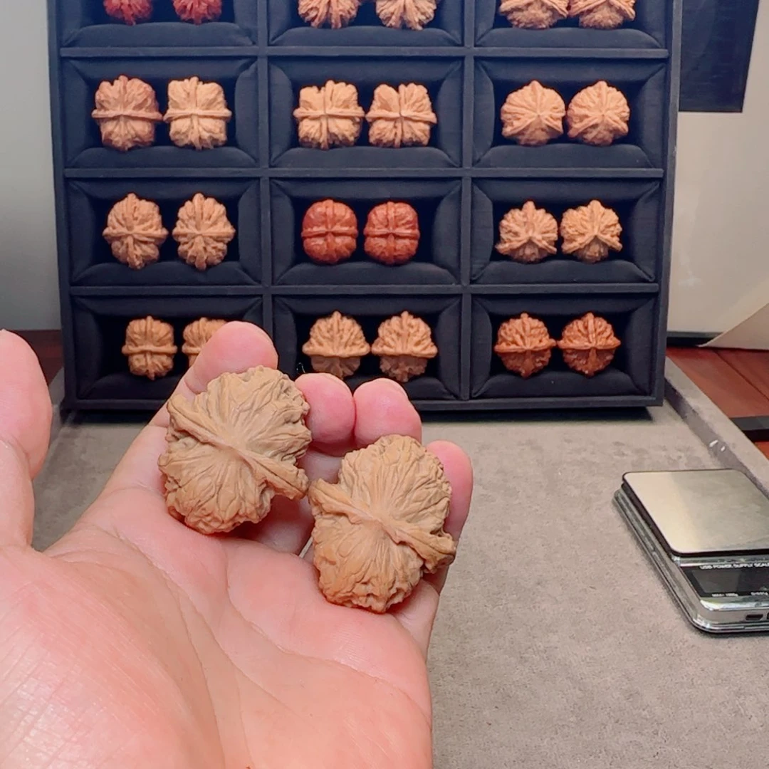 陈***文玩核桃吊坠野狼