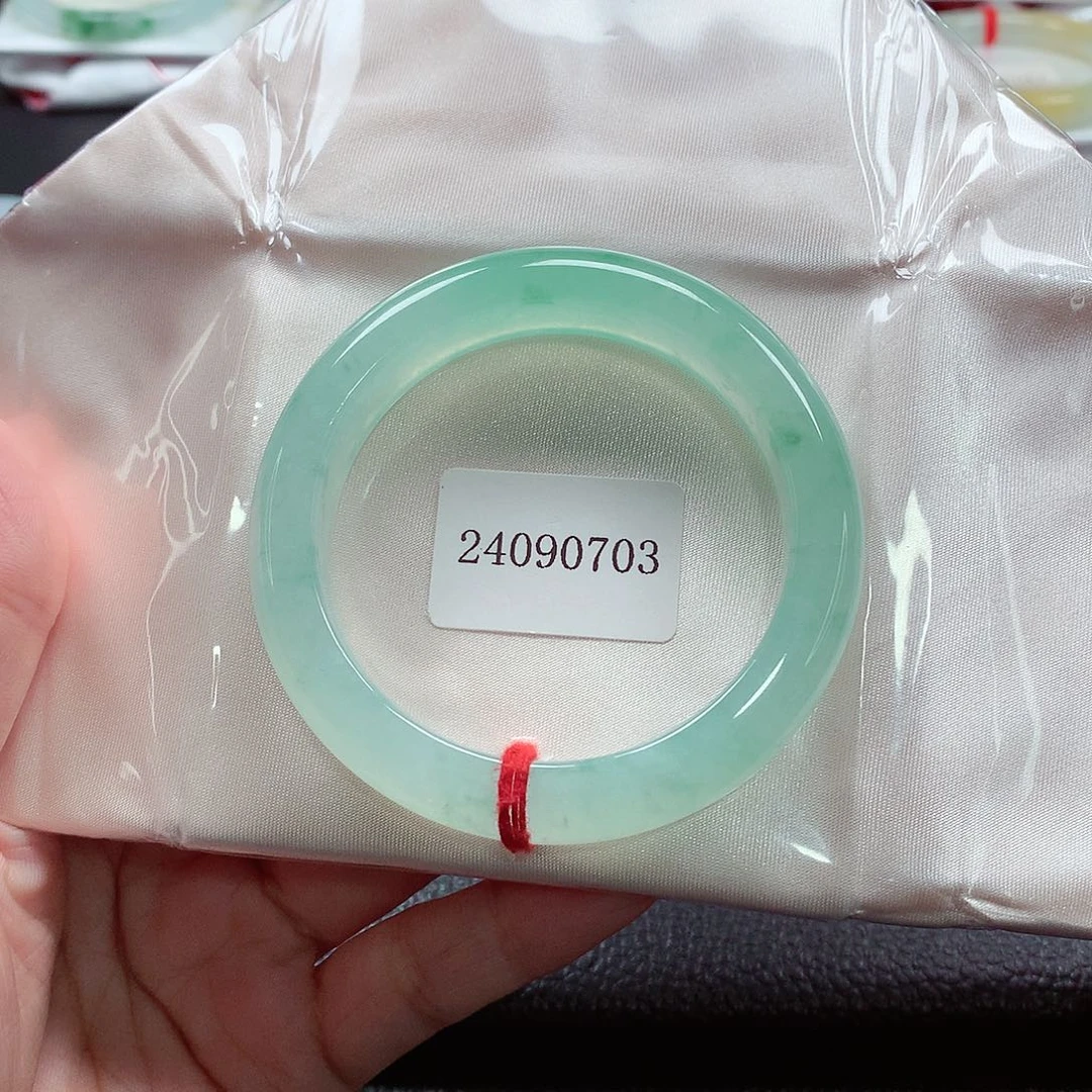 翡翠手镯未镶嵌天然A货翡翠手镯   