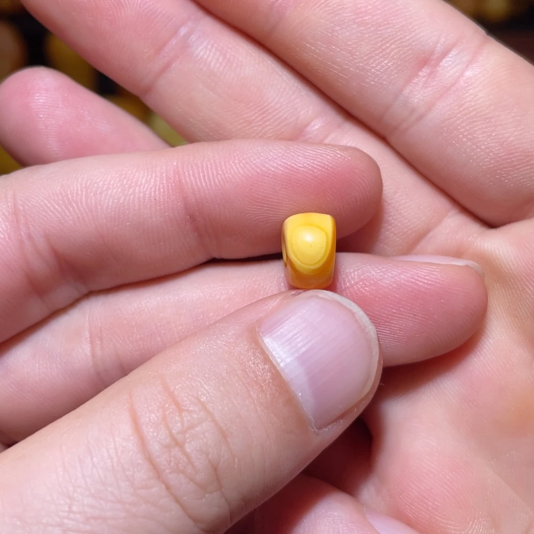 延***年琥珀未镶嵌裸石马蹄