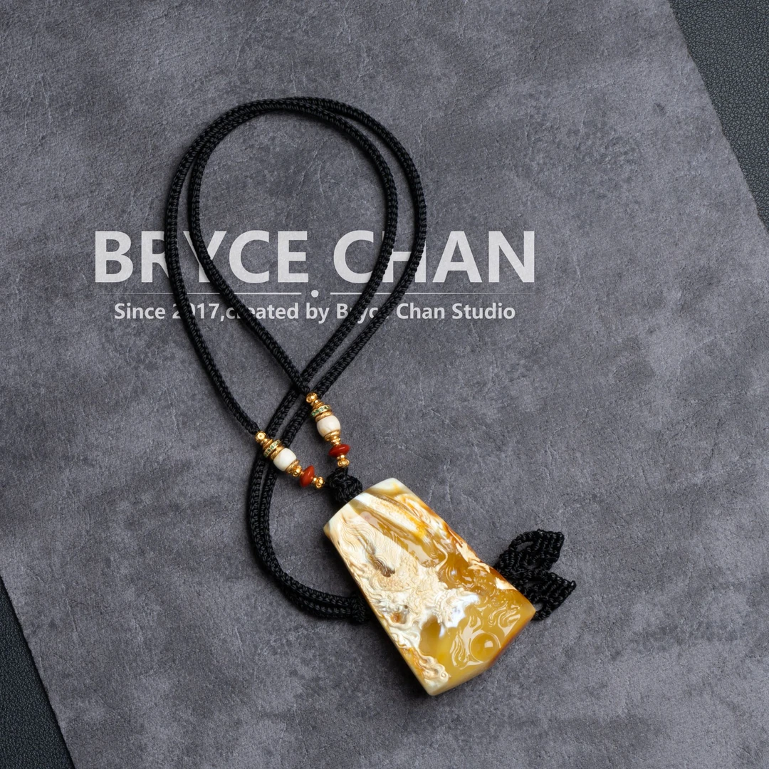 【耀今·龙牌】（58*37*14mm·18g）肖时清大师作品·金漆白溶洞蜜蜡吊坠