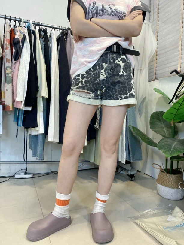 闪家新款豹纹破洞不对称短裤