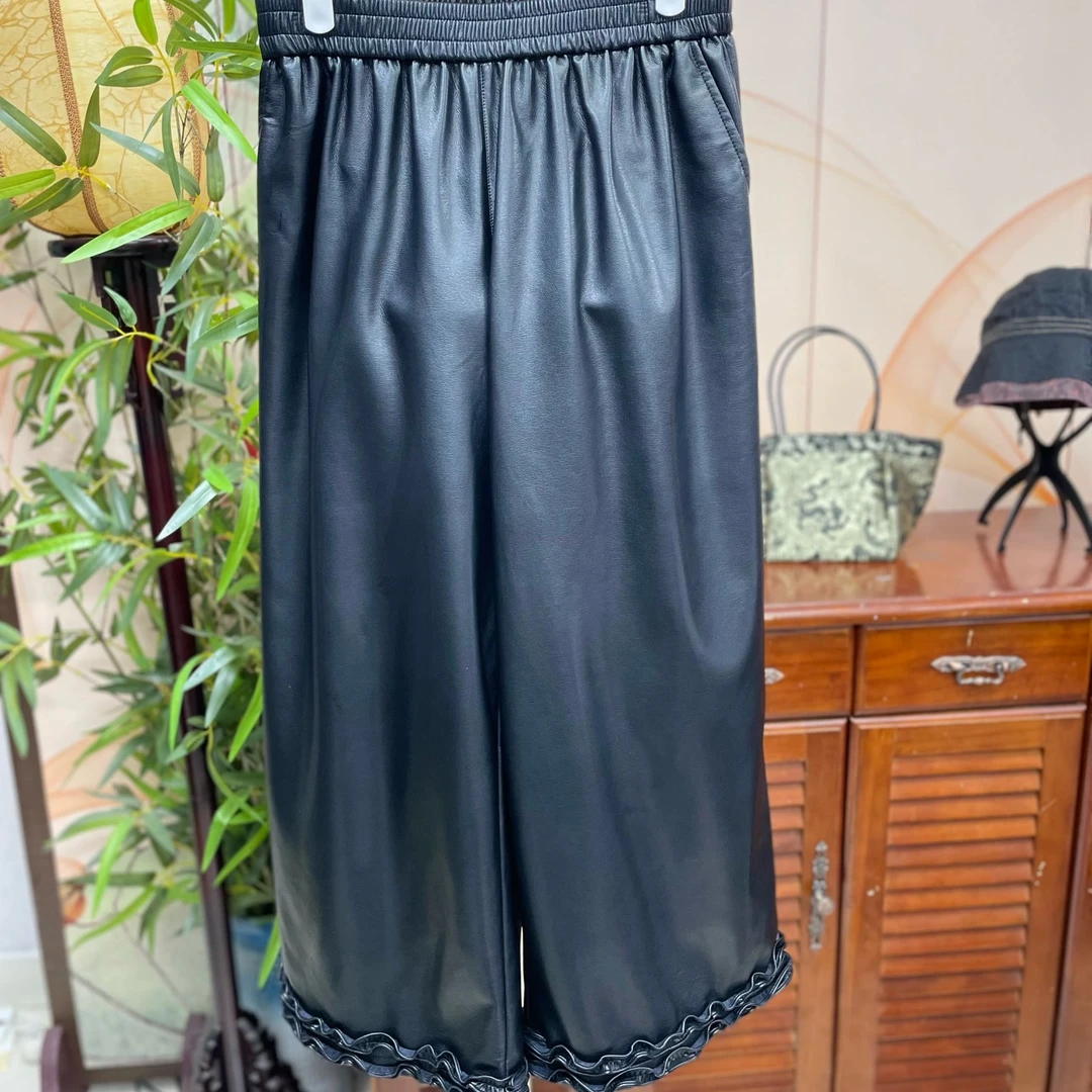 【251308】软皮垂感黑缎面裤脚花边设计感皮裤