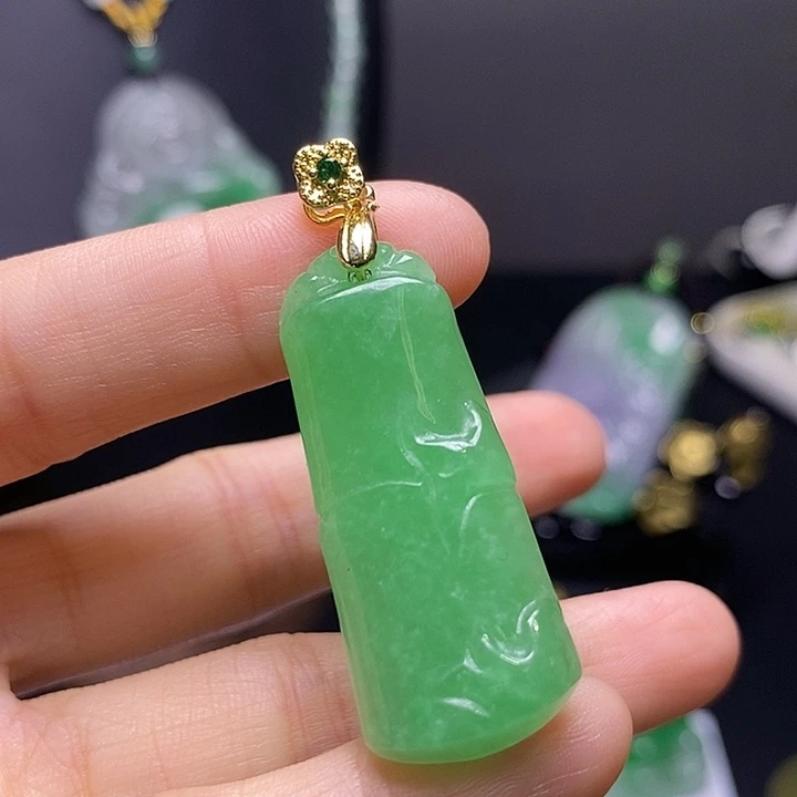 翡翠未镶嵌吊坠(赠链)