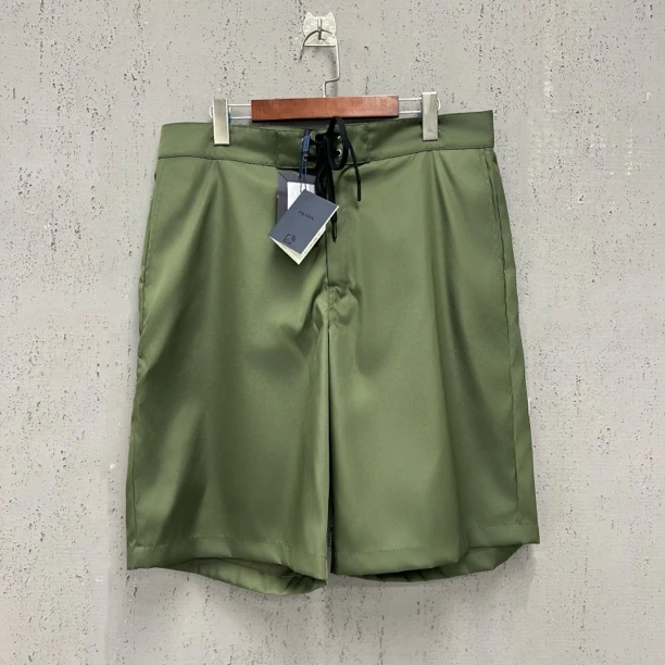 未使用 Prada/普拉达 新款军绿色尼龙三角标短裤50码 Z00356