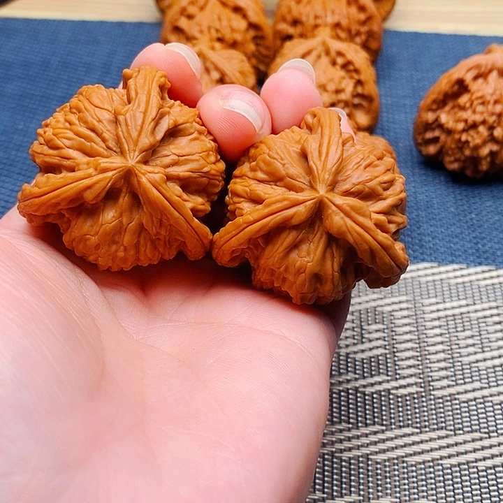 茶***衣文玩核桃吊坠三棱