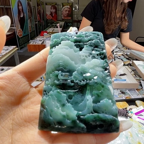 翡翠未镶嵌颈饰一个